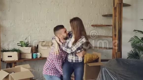 一个性格开朗强壮的家伙在买了女朋友后搬到新家的时候正在和她旋转亲吻浪漫的视频的预览图