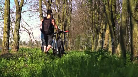 公园里的几个自行车道慢动作视频的预览图