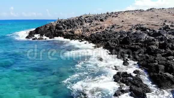 清晰的蓝色海浪撞击在克里特岛的岩石海滩上视频的预览图