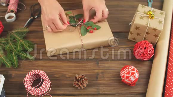 手工制作和生态圣诞套餐平铺新年DIY包装视频的预览图