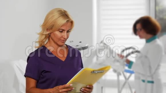 有吸引力的女医生在医院检查文件视频的预览图