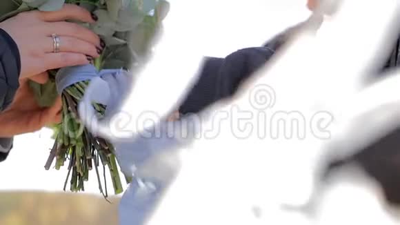 女人做新娘花束视频的预览图