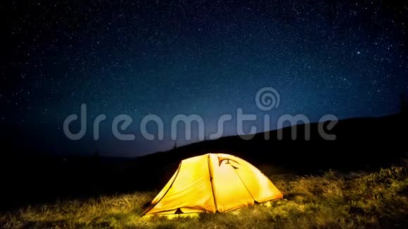 时间流逝在夜空下的夜空山林中绽放露营帐篷视频的预览图