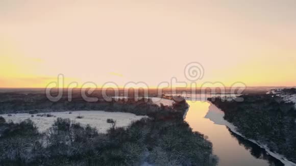 圣诞节前夕日落时分空中俯瞰白雪覆盖的冬林视频的预览图