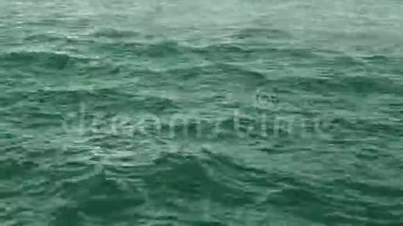 观看水中深蓝色波浪视频的预览图