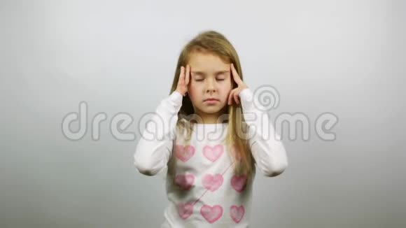 紧张的孩子试图冷静下来一个小女孩试图在紧张的情况下保持冷静视频的预览图