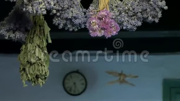 干燥的草药挂在天花板上视频的预览图