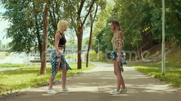 超棒的穿短裤的女人在公园里跳跃年轻女孩在户外玩耍视频的预览图
