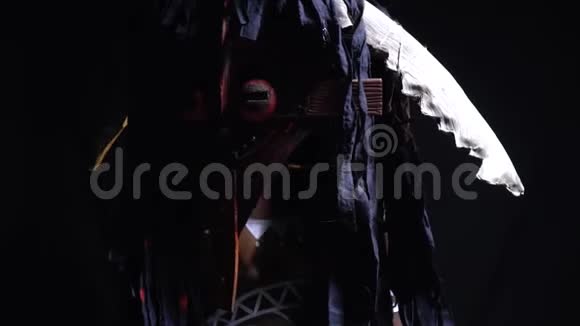 戴着木制面具的巫师慢慢打开摄像机视频的预览图