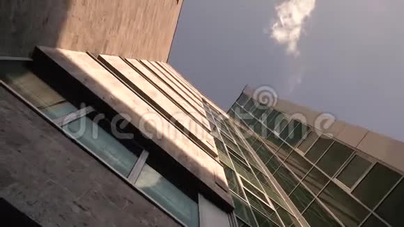 疗养院夏季的建筑视频的预览图