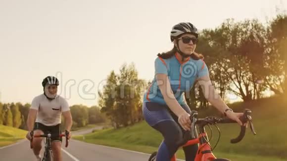 刻苦训练三项运动员两名自行车运动员公路自行车训练两个骑自行车的人在城市公园骑自行车视频的预览图