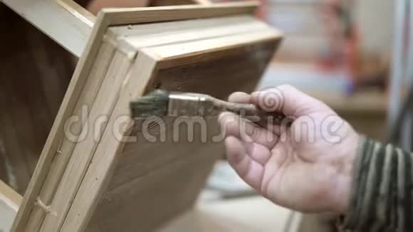 木艺工作室新巢盒的男性手工清漆底视频的预览图