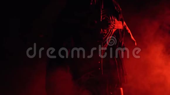 神秘的非洲巫师在红色烟雾中视频的预览图
