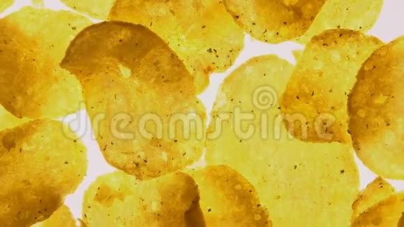 在白色背景上旋转的辣薯片带有增味剂的食物视频的预览图