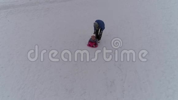 妈妈拉着雪橇骗了她有趣的女儿视频的预览图