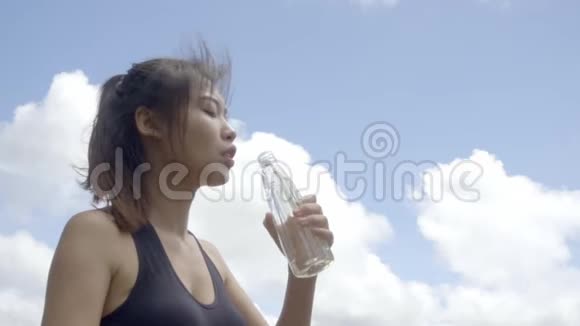 女人跑步后喝水视频的预览图