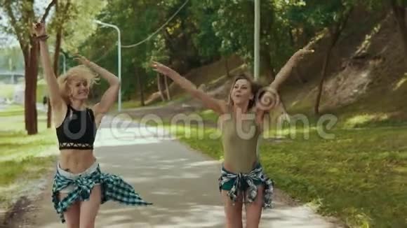 年轻女孩玩得很开心户外活动也很慢穿短裤的女人跑公园视频的预览图