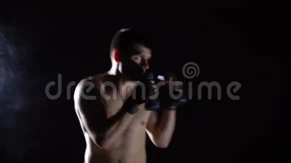 拳击手在训练中的重量视频的预览图