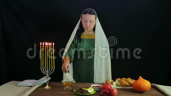 一个犹太女人蘸蜂蜜来纪念罗什哈珊然后试着视频的预览图