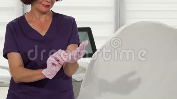 女皮肤科医生戴上医用手套视频的预览图