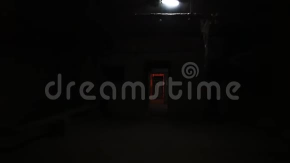 在黑暗阴暗的地下室走廊与稳定的镜头慢动作视频的预览图