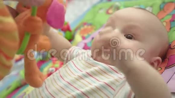 玩耍的宝宝微笑在发育垫上快乐宝宝画像视频的预览图