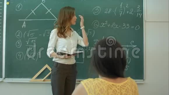黑板上的老师和数学公式视频的预览图
