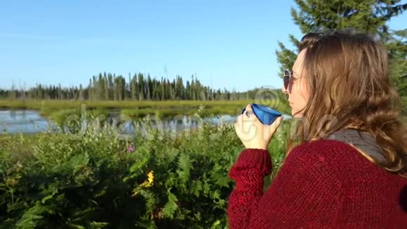 女人和河边的早晨咖啡视频的预览图