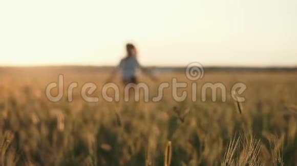 在乡下跑步的快乐女孩视频的预览图