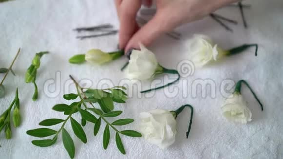 白色玫瑰花作发型新娘的婚礼风格美容师视频的预览图
