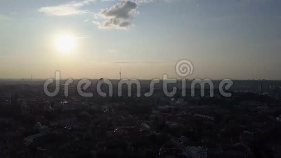 热气球在黎明时飘过城市太阳在地平线上升起愿望视频的预览图