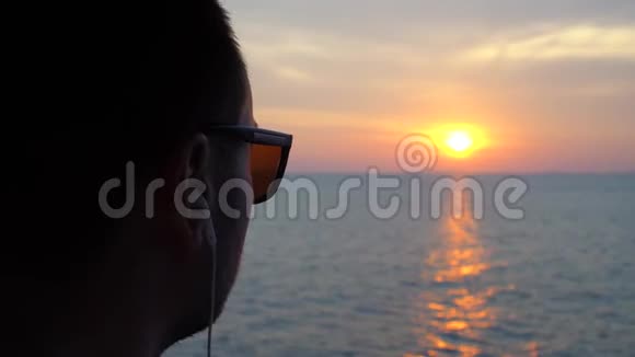 从渡轮看日落的人视频的预览图