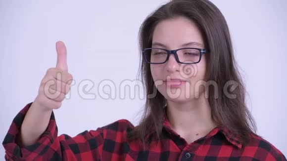 年轻漂亮的年轻时髦女人竖起大拇指的脸视频的预览图