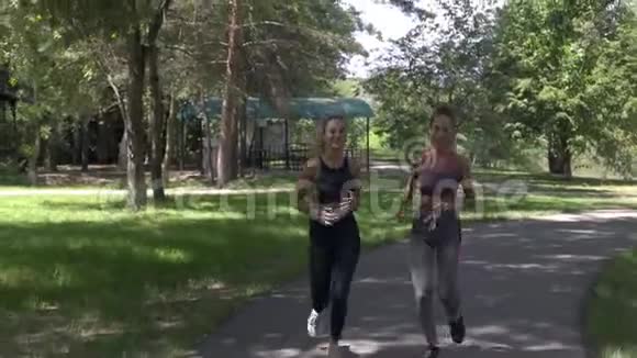 跑步的女人在公园里户外运动视频的预览图