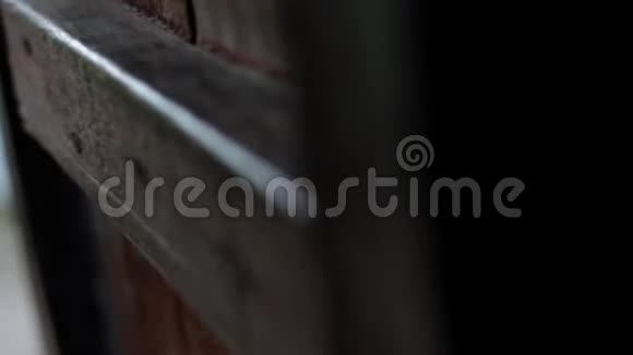多莉电影拍摄的棕色木门设计视频的预览图