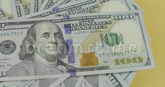 几百美元钞票在旋转特写镜头美元票据背景视频的预览图
