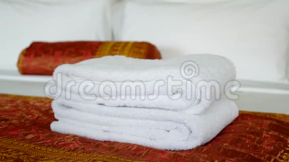 女仆把干净的毛巾放在床上视频的预览图