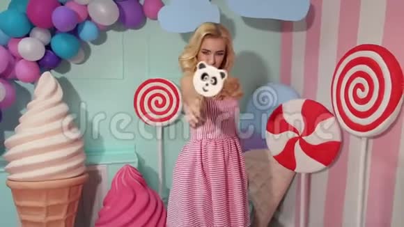 一个快乐快乐的女孩带着一个大糖果的熊猫的肖像视频的预览图