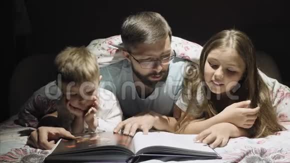 慈爱的父亲一夜之间为孩子们读童话视频的预览图