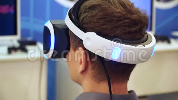 关闭年轻人玩电子游戏在虚拟现实眼镜使用vr头盔的家伙视频的预览图