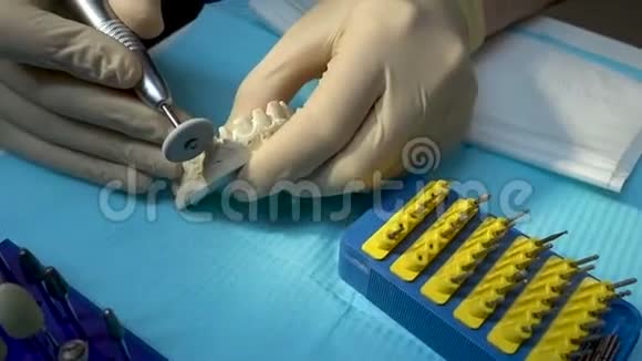 牙科技师正在做牙齿植入手术双手合拢牙科实验室牙齿准备视频的预览图