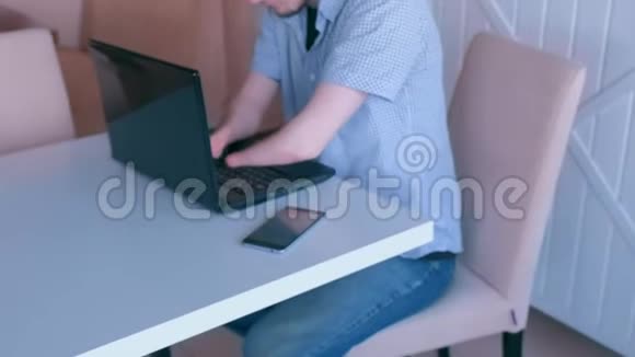 被截肢的残疾人在笔记本电脑特写镜头上打字视频的预览图