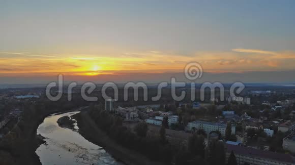 乌日戈罗德市的景色位于乌日河上的Transcarpathia视频的预览图