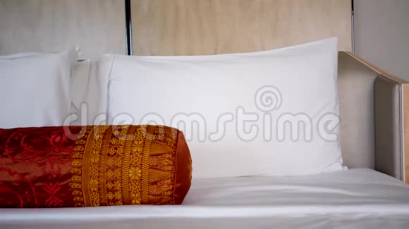 女服务员在旅馆里放白色枕头视频的预览图