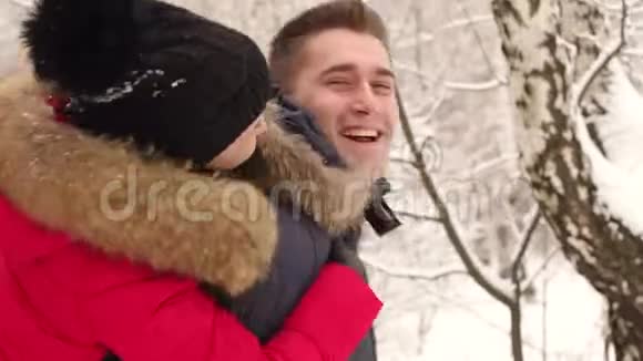 快乐的爱人在冬季公园玩得很开心视频的预览图