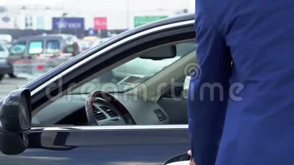 成功的商人坐在昂贵的汽车里视频的预览图