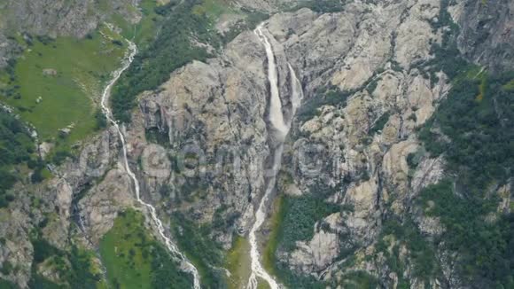 4k高加索山脉瀑布和河流全景空中行动视频的预览图