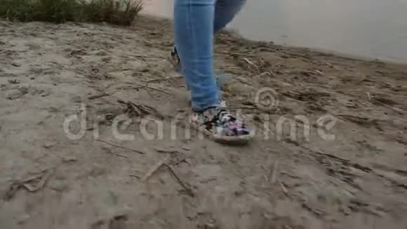 女孩穿着牛仔裤和鞋子去海滩女孩晚上去湖边视频的预览图