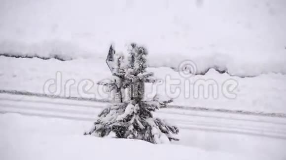 在雪地里开车冬天的路下雪了路上大雪纷飞视频的预览图