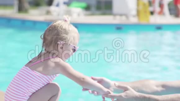 泳池里的小女孩和爸爸视频的预览图
